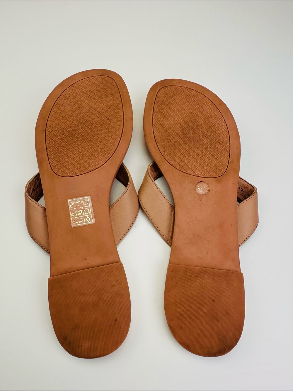 Tory Burch Monroe Beige Tan Leather Upper Thong Flip Flop Sandal Gold Logo - Picture 8 of 9